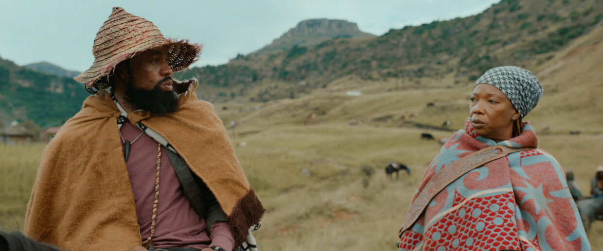 Lehlohonolo Mayeza as Leruo and Mmabatho Mogomotsi as Moretlo in Outlaws