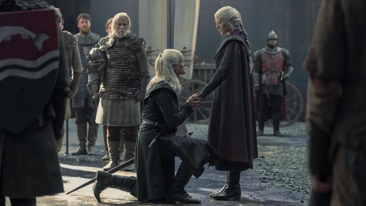 Daemon kneels to Rhaenyra at Harrenhal in House of the Dragon S2